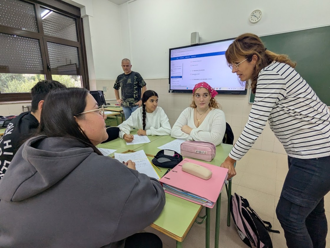 Atriles, pantallas lupas o braille, lo que haga falta para que la integración en el aula sea total