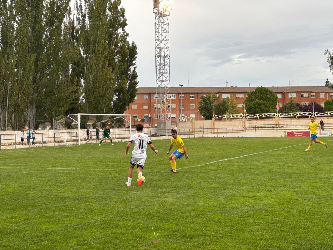 Un doblete de Gracia remonta para el Andorra un complicado duelo ante el Almudévar (2-1)