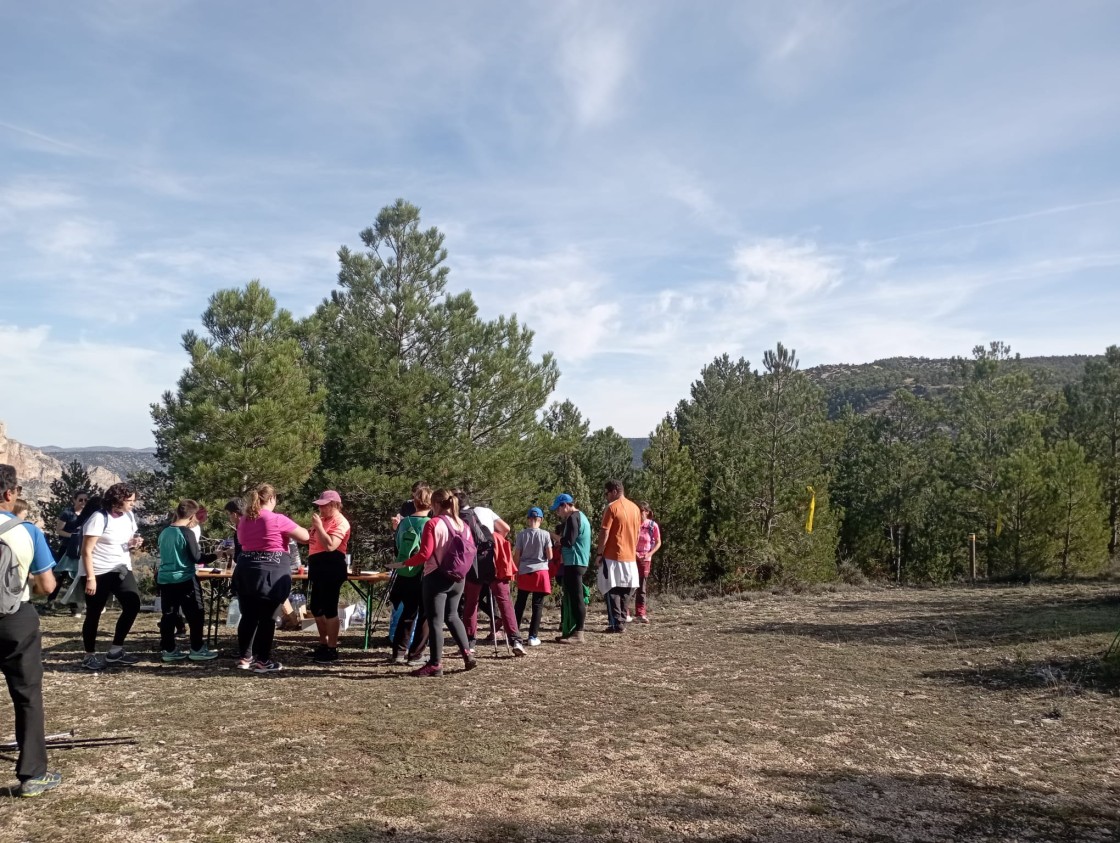 200 caminantes participan en la XXI Marcha de Otoño en Pitarque