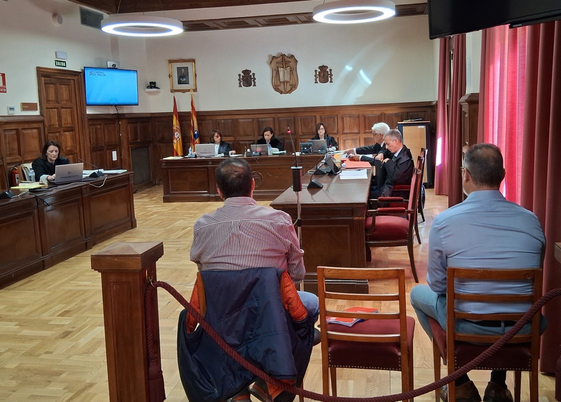 La Fiscalía pide 13 años de inhabilitación para Amador y Bielsa y sus defensas, la absolución