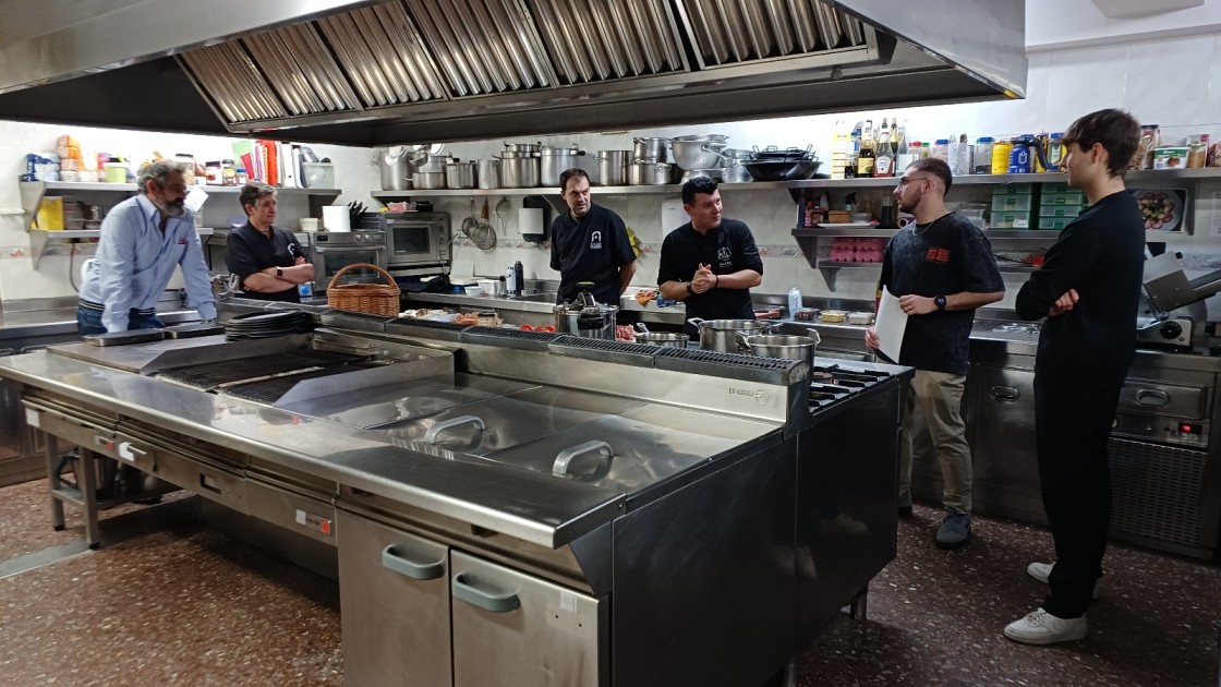 Varios hosteleros asisten a un curso de cocina con setas impartido por el chef David Ariza