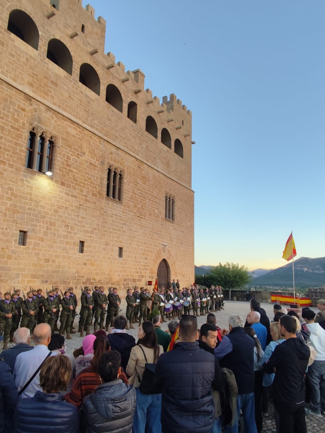 Valderrobres arría la bandera  por el Día de la Fiesta Nacional