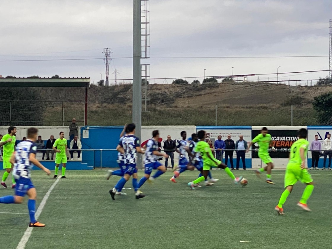 El Utrillas se pone en pie para rescatar un punto de Tamarite y seguir con vida (2-2)