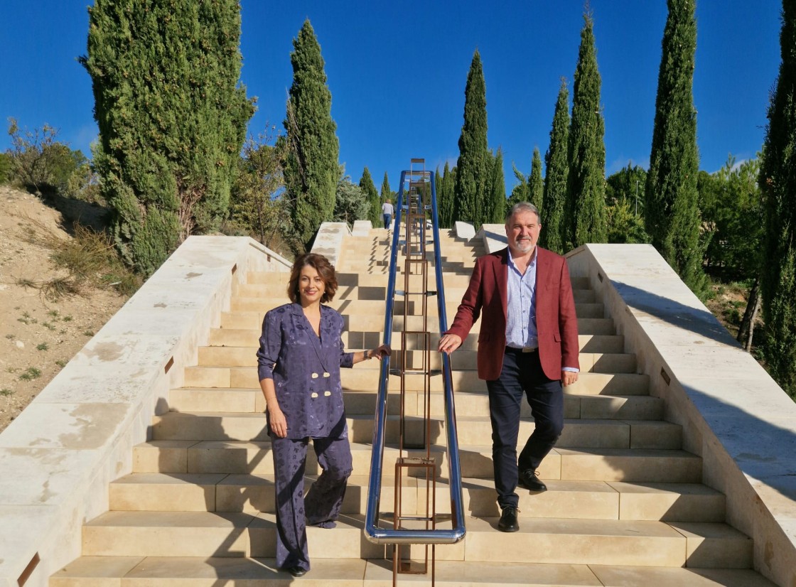 Las escaleras del cementerio de Teruel estrenan una nueva imagen más moderna, accesible y luminosa