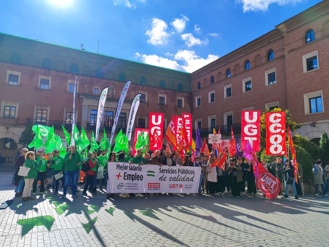 Los sindicatos irán  a la huelga si no  hay mejoras para  el empleo público