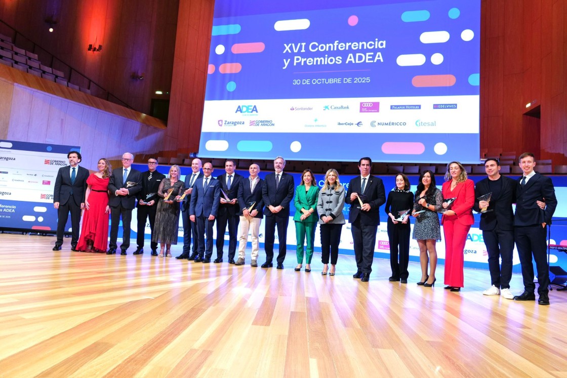 Isabel Dobón, de Jamones Albarracín, y Alejandro Ibrahim, director del Aeropuerto de Teruel, galardonados en los Premios Adea 2025