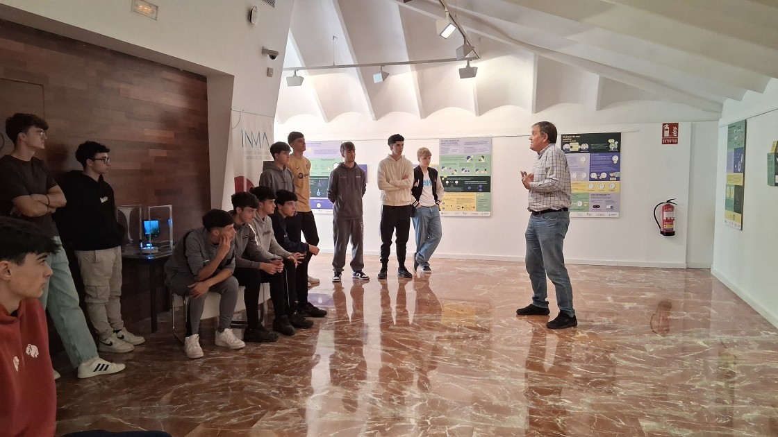 Una exposición visibiliza la importancia de la física cuántica en la vida diaria