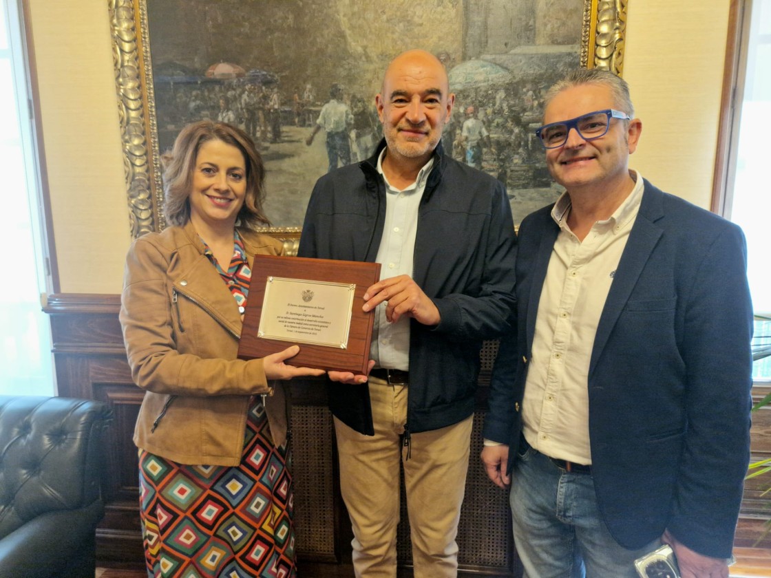 Buj entrega una placa de reconocimiento a Santiago Ligros por su “excelente labor” al frente de la   Cámara de Comercio