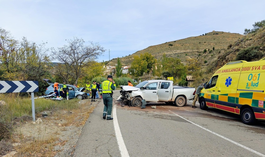 Dos heridos graves y uno leve en un choque frontal a la entrada de Nogueruelas
