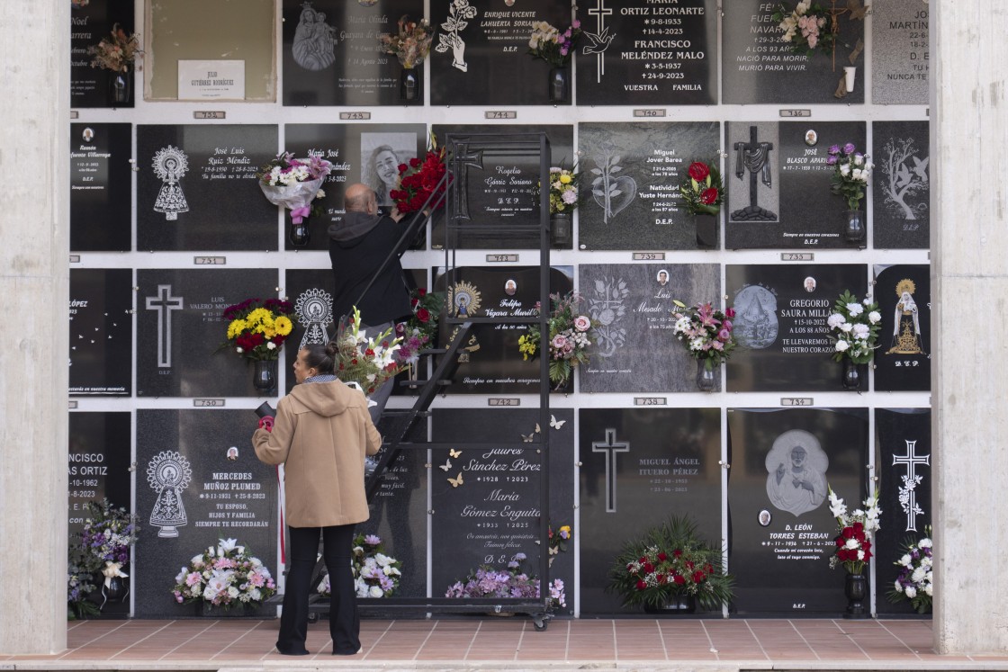 Los turolenses recuerdan a sus familiares muertos con flores frescas y muchas visitas al camposanto