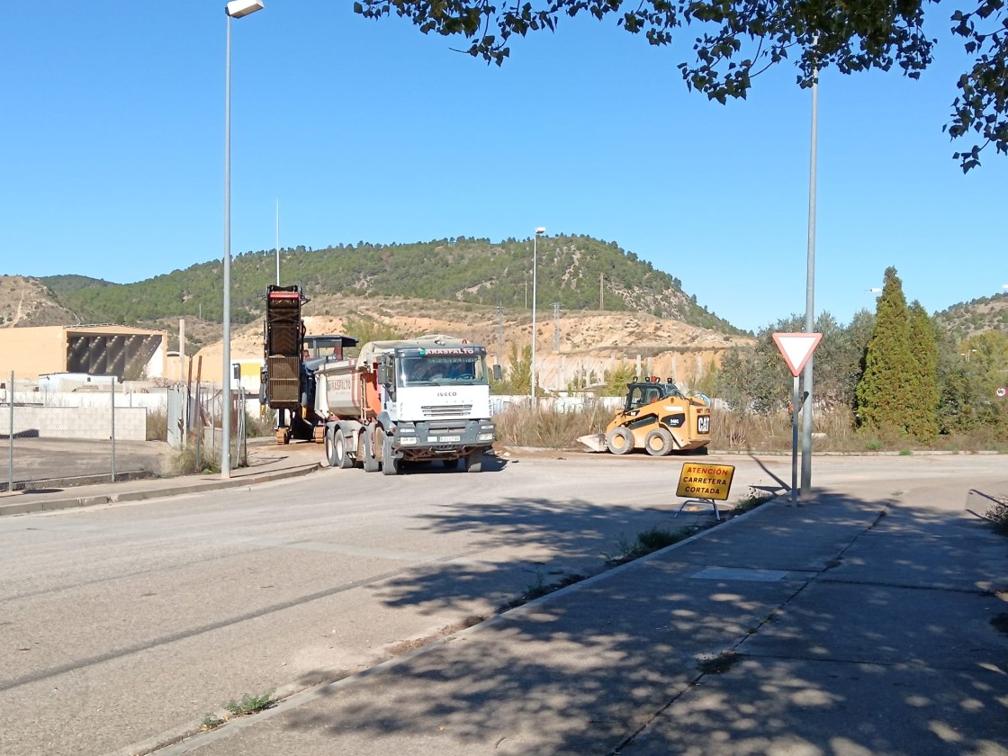 El Ayuntamiento de Andorra repara el firme maltrecho del polígono industrial La Estación