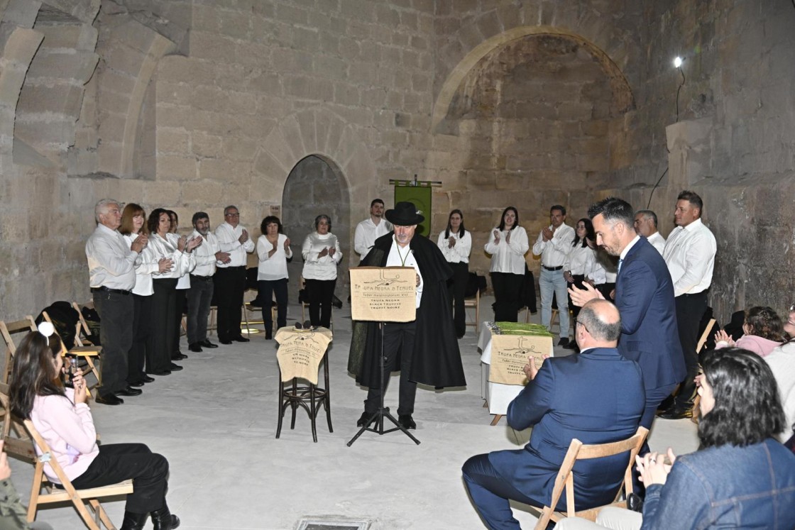 Los cofrades de la Trufa Negra juran sus cargos  en el Castillo de Mora