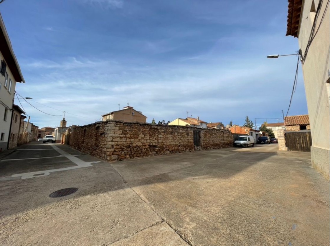 Perales del Alfambra ofrece tres parcelas en el casco urbano a 3.000 euros para asentar población