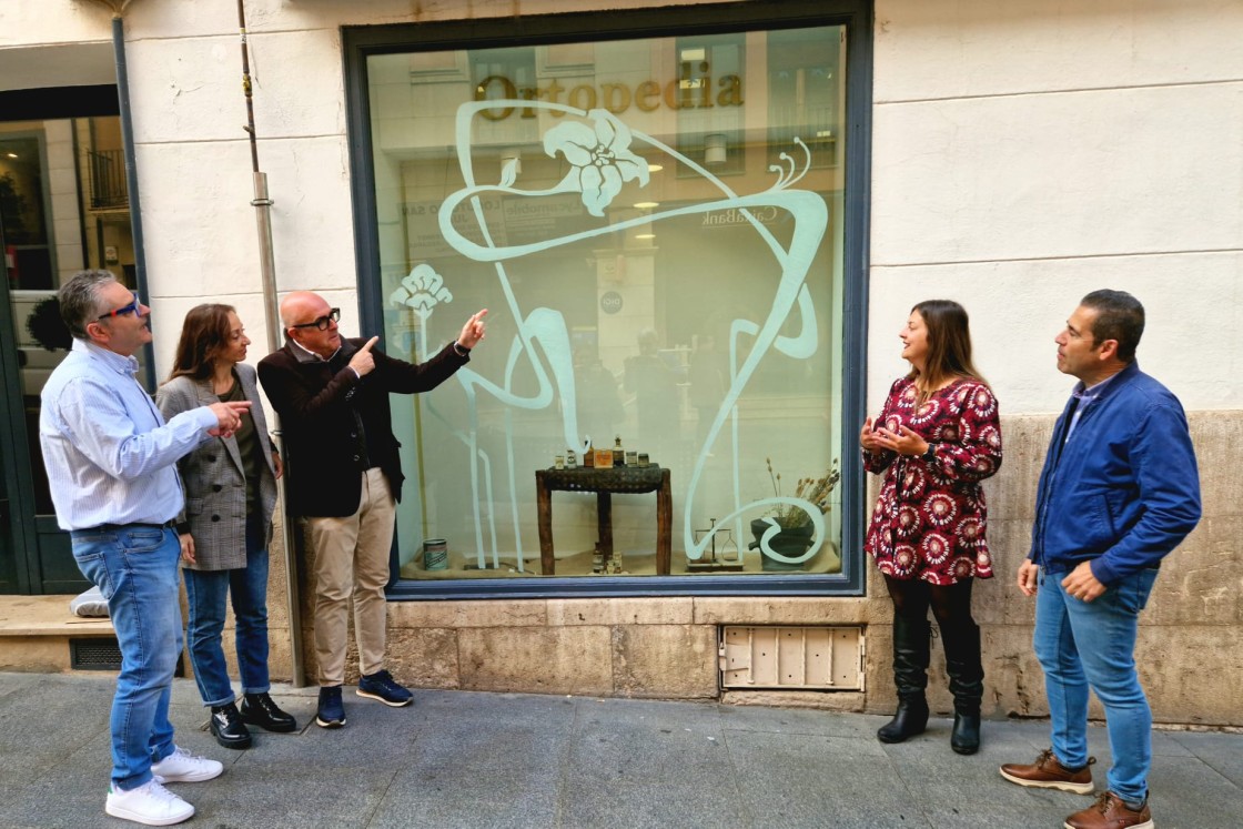 Los escaparates del comercio turolense se transforman para revivir el esplendor Modernista