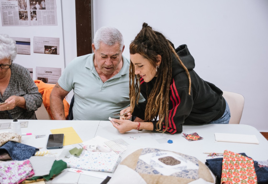 Tararaina recupera saberes de antaño como reciclar, coser y remendar textiles