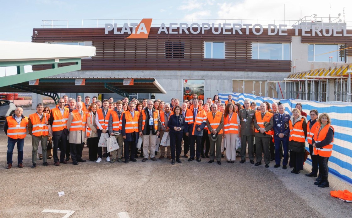 Agentes del sector aeroespacial y de defensa europeos visitan el Aeropuerto de Teruel