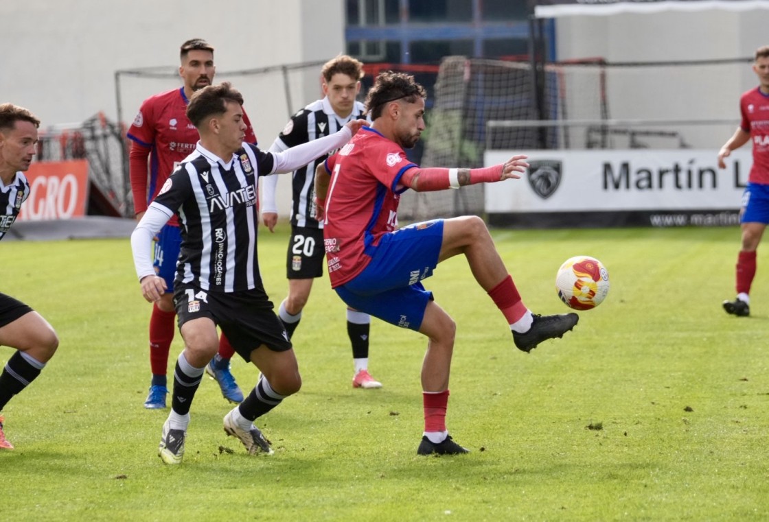El cierzo, el VAR y un Cartagena eficaz frenan al Teruel que cae por primera vez en Pinilla (1-2)