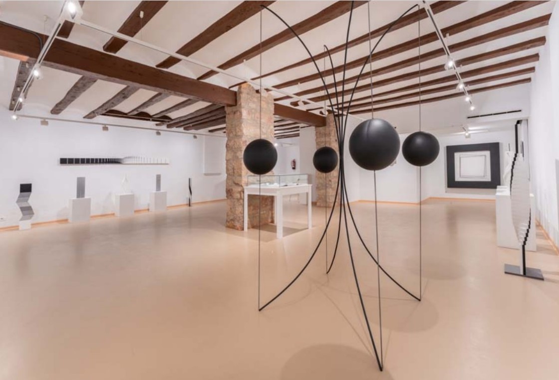 Francisco Sobrino: la fuerza expresiva de la geometría en blanco y negro