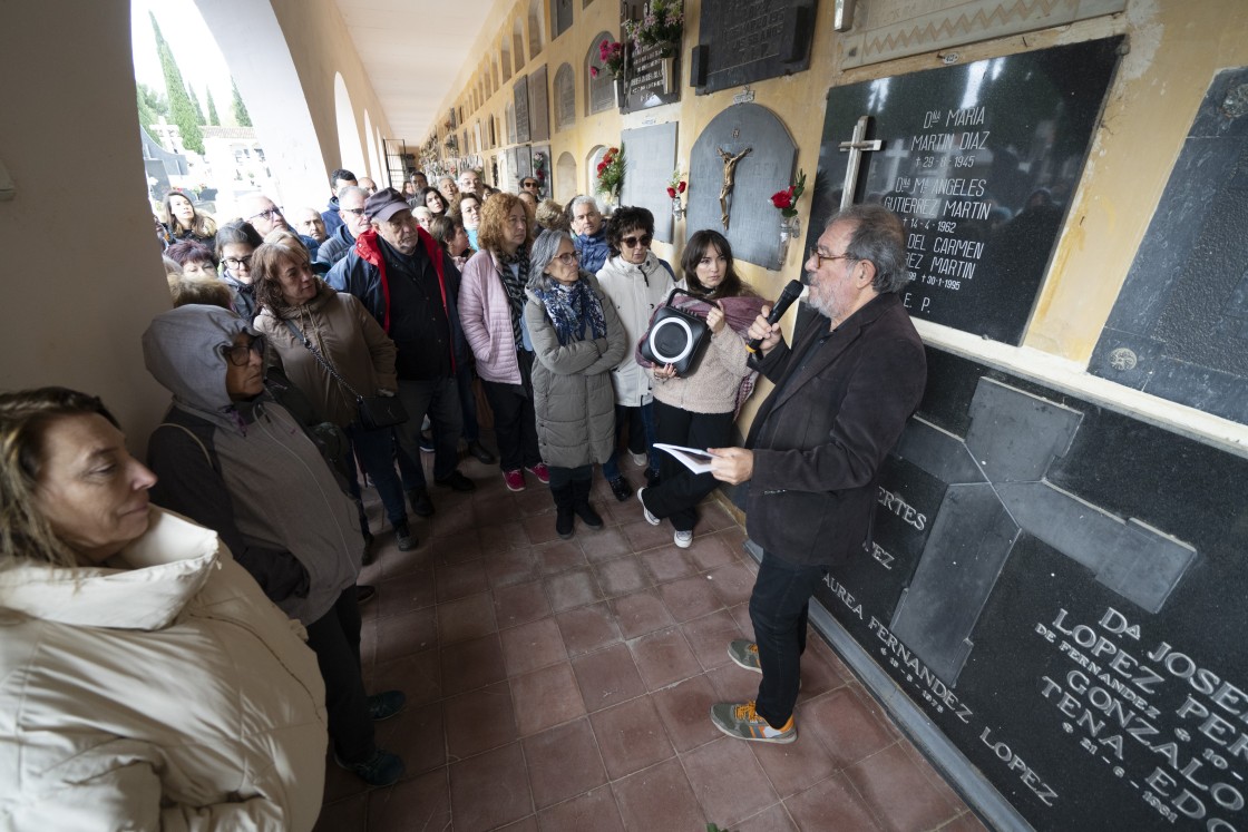 Serafín Aldecoa ahonda en la historia de Teruel a través de la visita al cementerio
