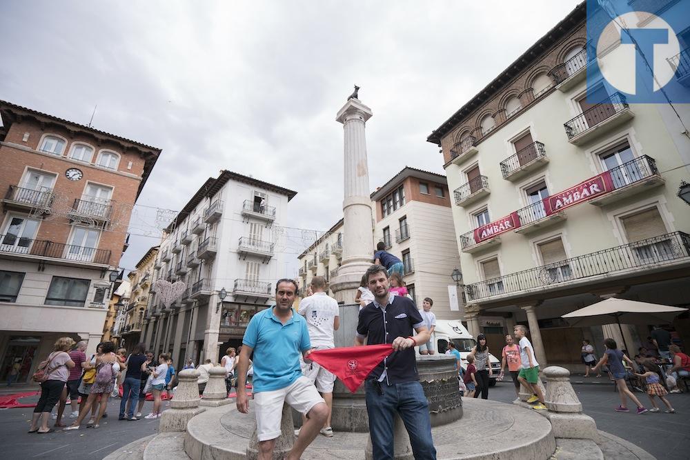 La peña Los que Faltaban celebra su medio siglo de historia poniendo el pañuelo al Torico