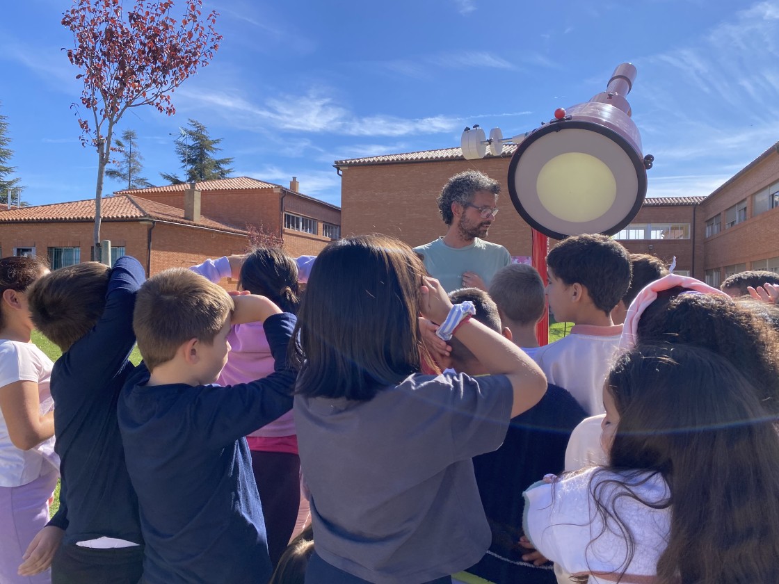 Un eclipse por aula y un Sol en el patio