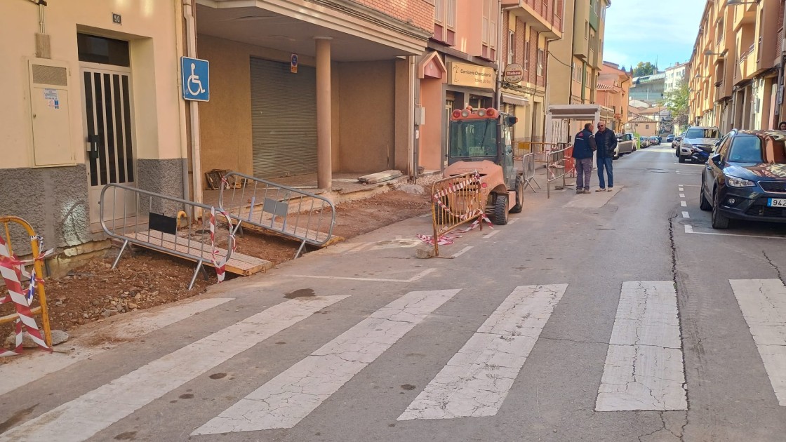 El Ayuntamiento de Teruel acondiciona la acera de la calle del Rosario dentro de su plan de mantenimiento urbano