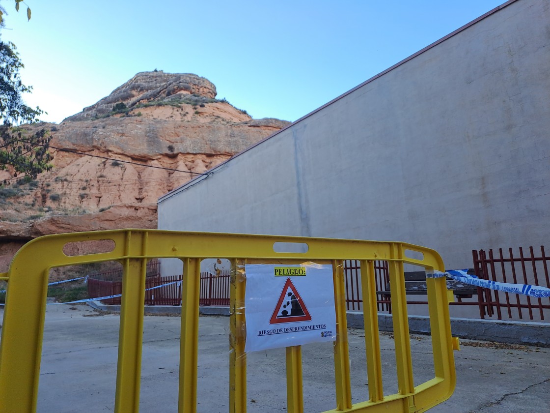 Alcorisa cierra el polideportivo por seguridad ante la probabilidad de desprendimiento de una gran roca