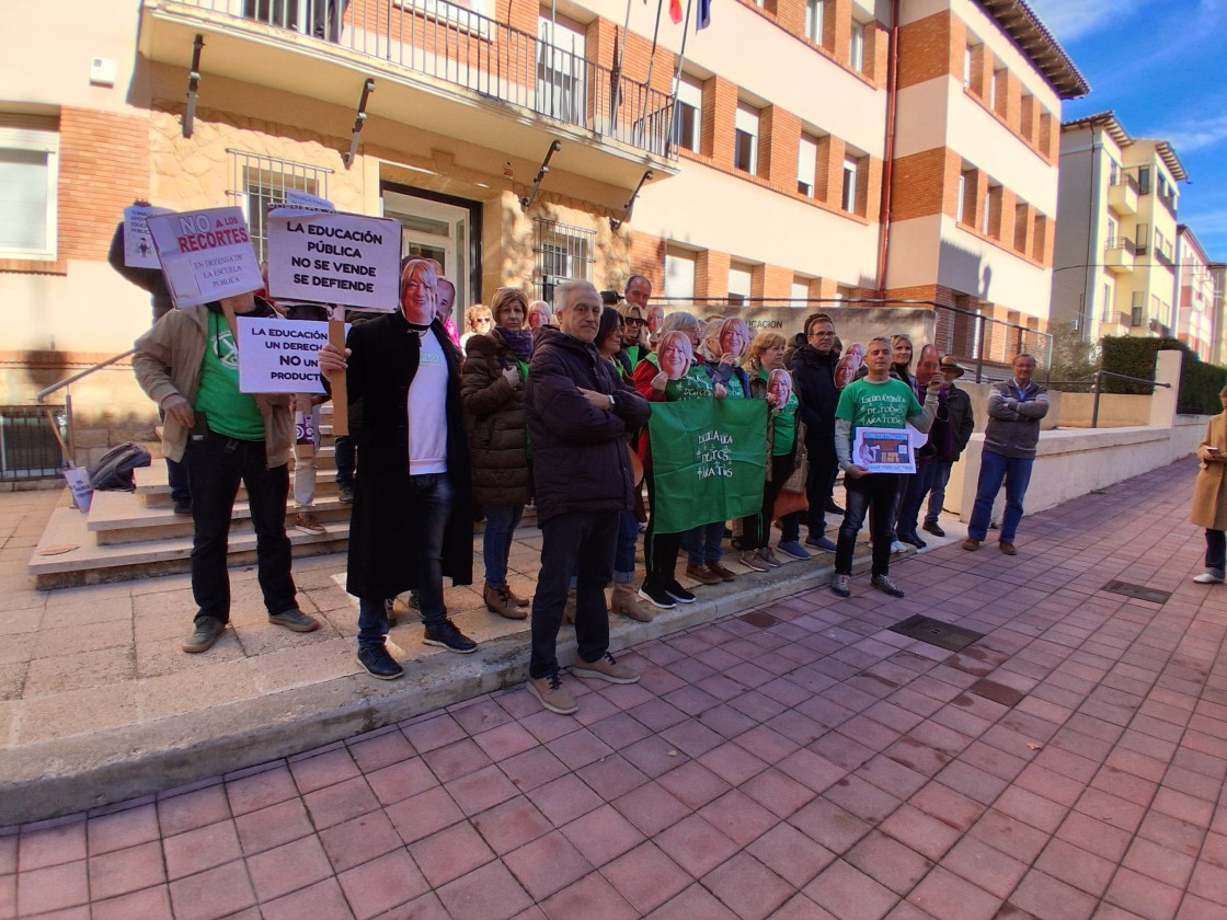 La Plataforma en Defensa de la Escuela Pública se moviliza ante la sede de Educación