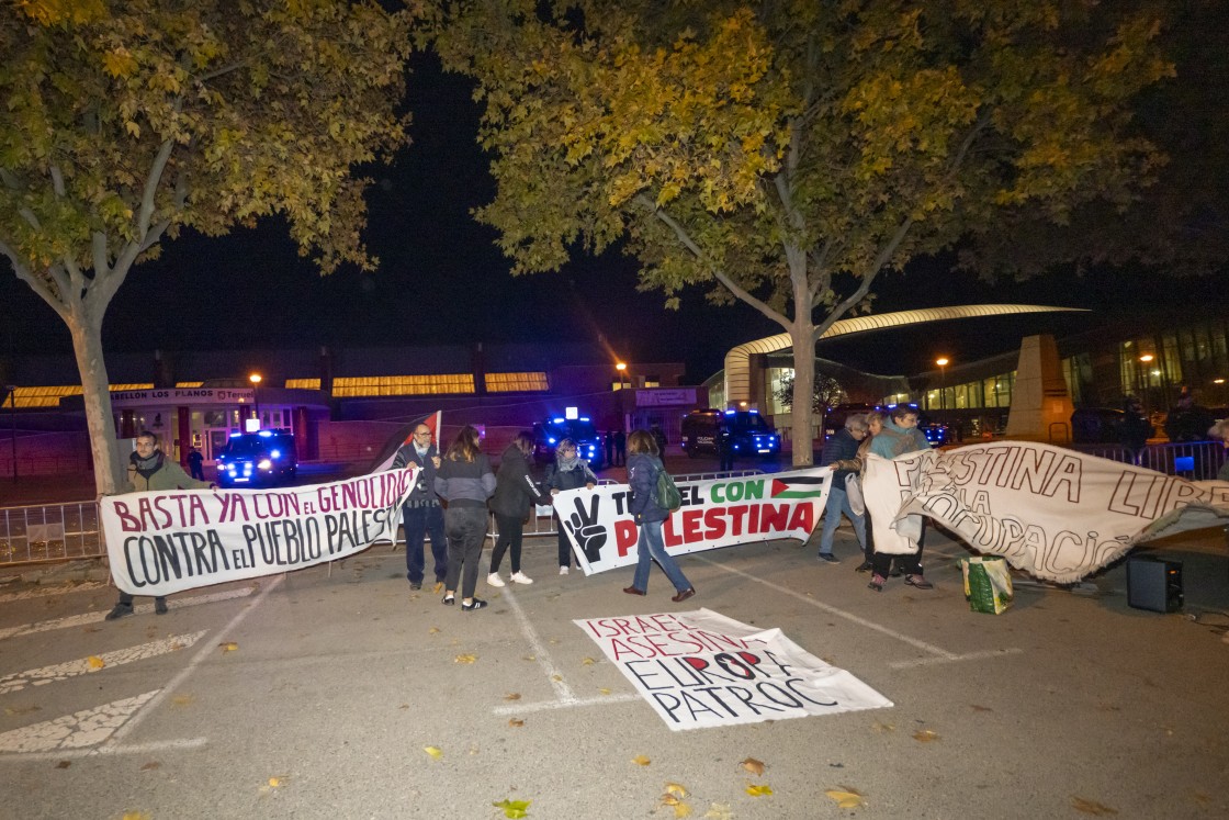 La visita exprés del Maccabi Tel Aviv termina con más protestas, pero sin incidentes