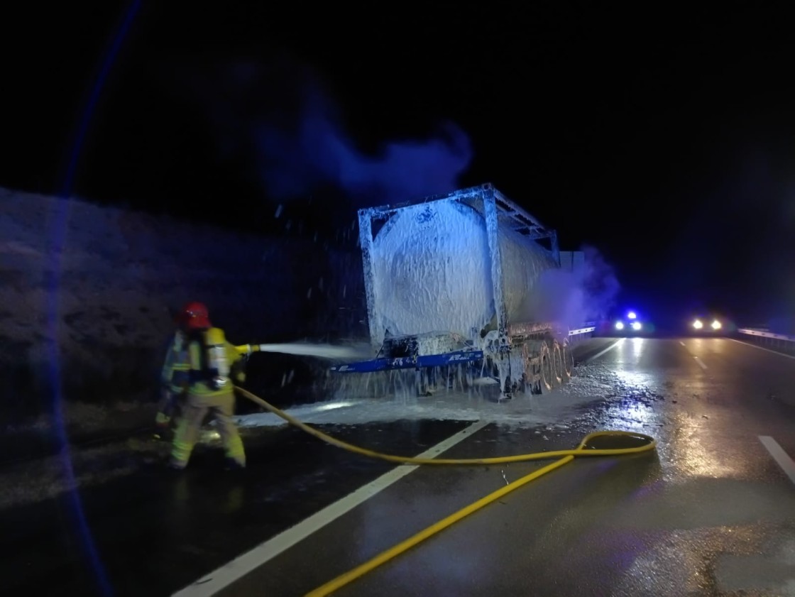 Los bomberos de la DPT sofocan el incendio de  un camión en la A-23