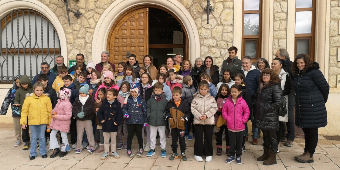 Ayuntamiento y colegio comparten su orgullo rural leyendo un manifiesto
