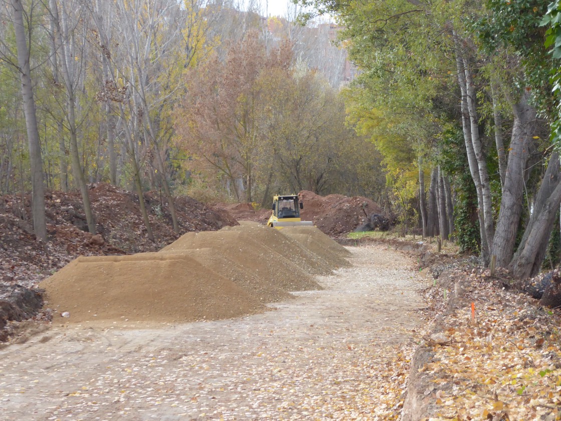 Acondicionan un camino de tierra para la eliminación del paso a nivel del tren