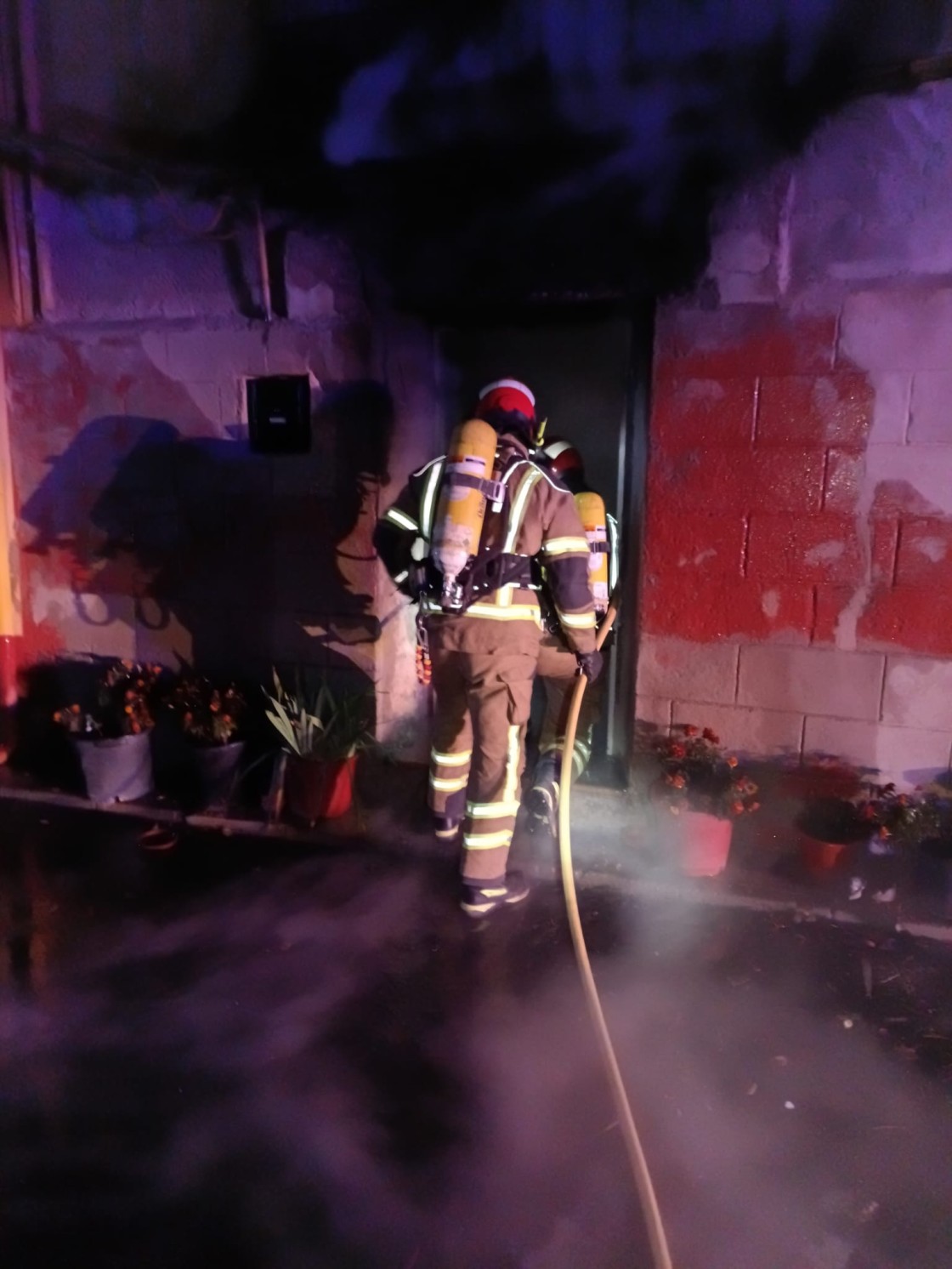 Los bomberos de la Diputación sofocan un incendio en el interior  de una vivienda en Lagueruela