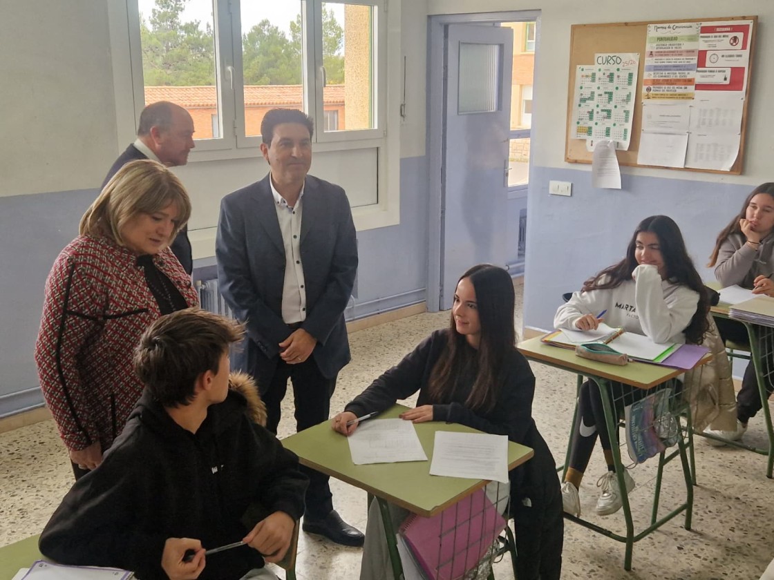 La consejera de Educación visita el colegio Las Viñas de Teruel, uno de los centros donde se concertará segundo de Bachillerato el próximo curso