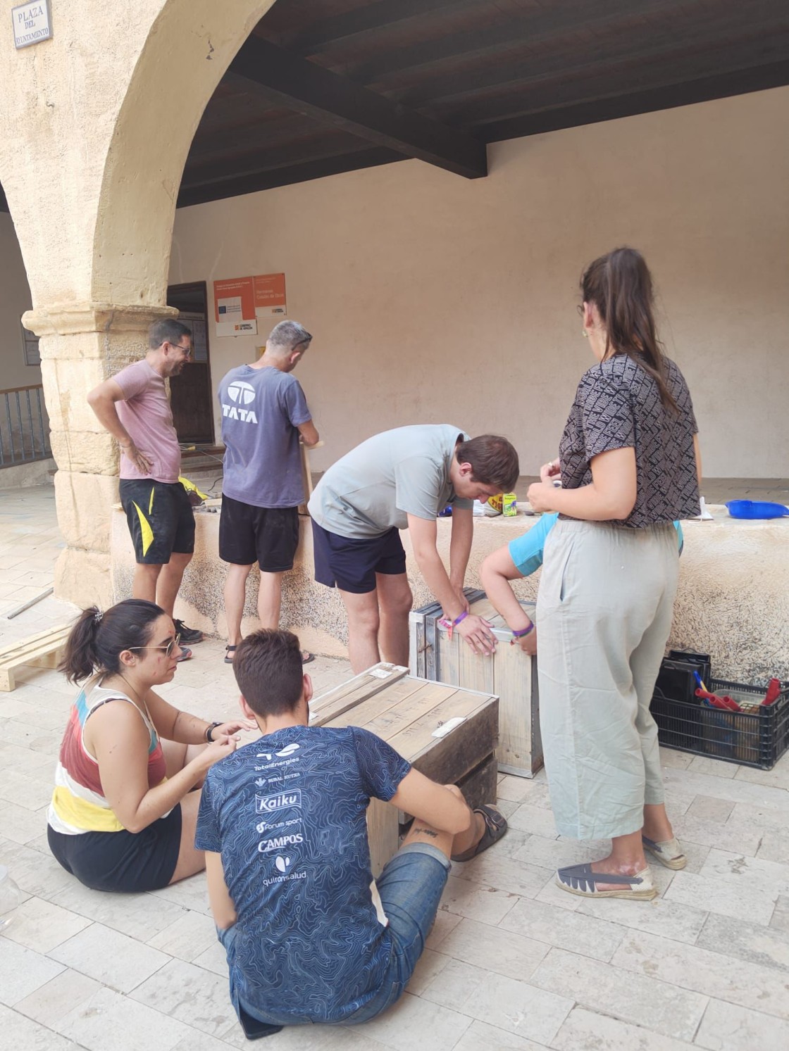 Dos colmenas restauradas invitan a intercambiar libros en las Cuevas de Cañart
