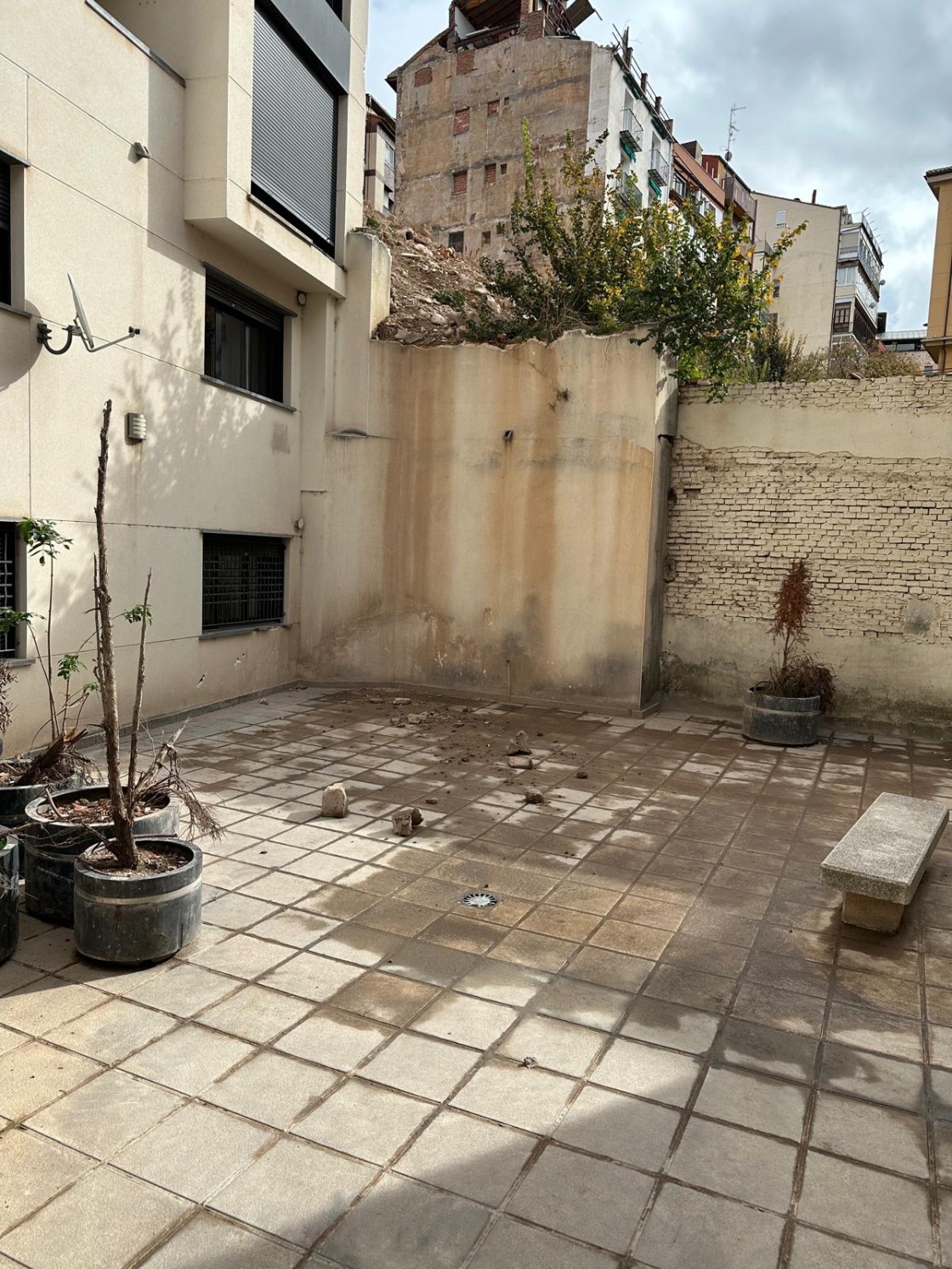 La situación del patio interior del Residencial Valparaíso sigue sin solucionarse