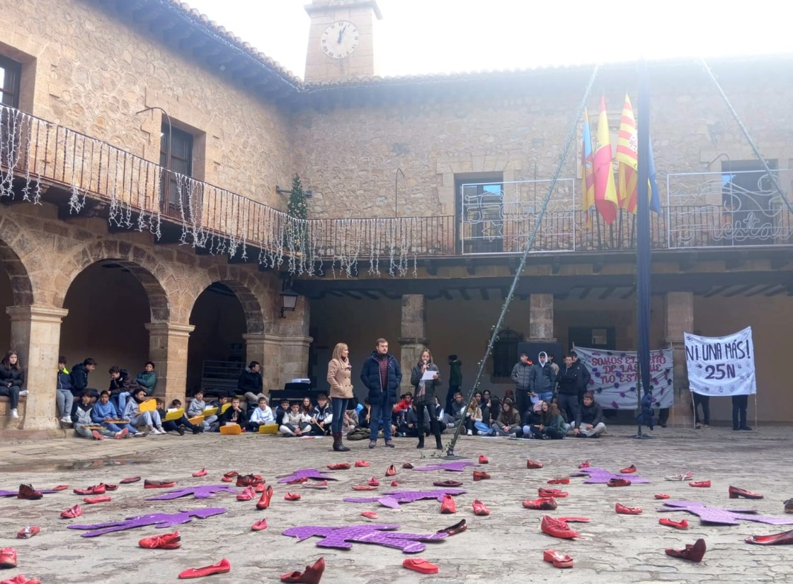 Danza aérea, farolillos, música, cine y lazos morados para decir no a la violencia de género en los pueblos