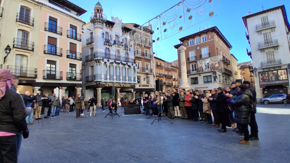 Las instituciones turolenses se suman al minuto de silencio por las mujeres asesinadas