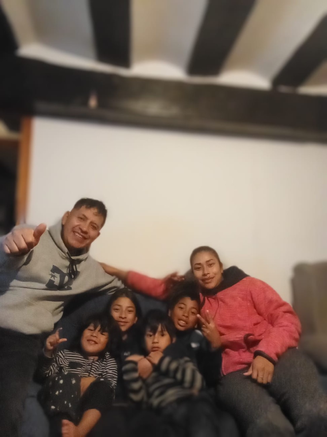 Luis Ayala, junto a su mujer y sus cuatro hijos: reconstruir la vida en Valdelinares