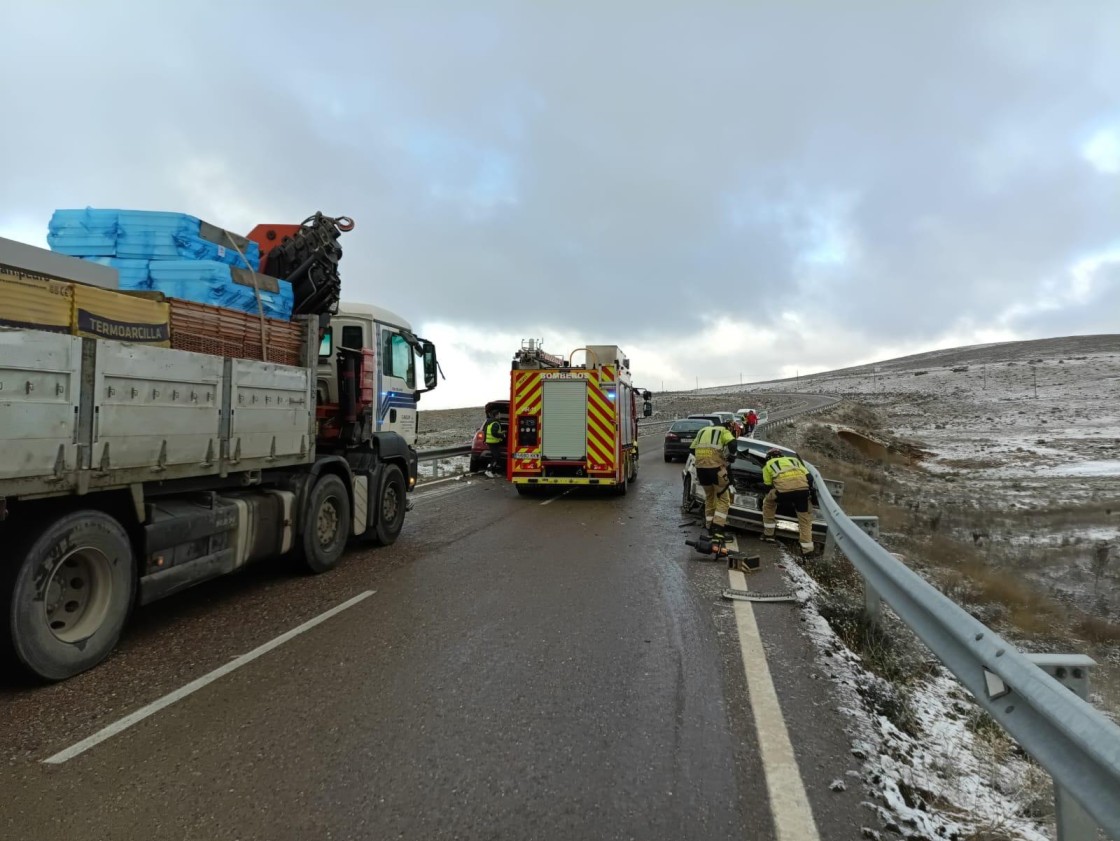 Un conductor resulta herido tras un accidente entre dos vehículos en Perales del Alfambra