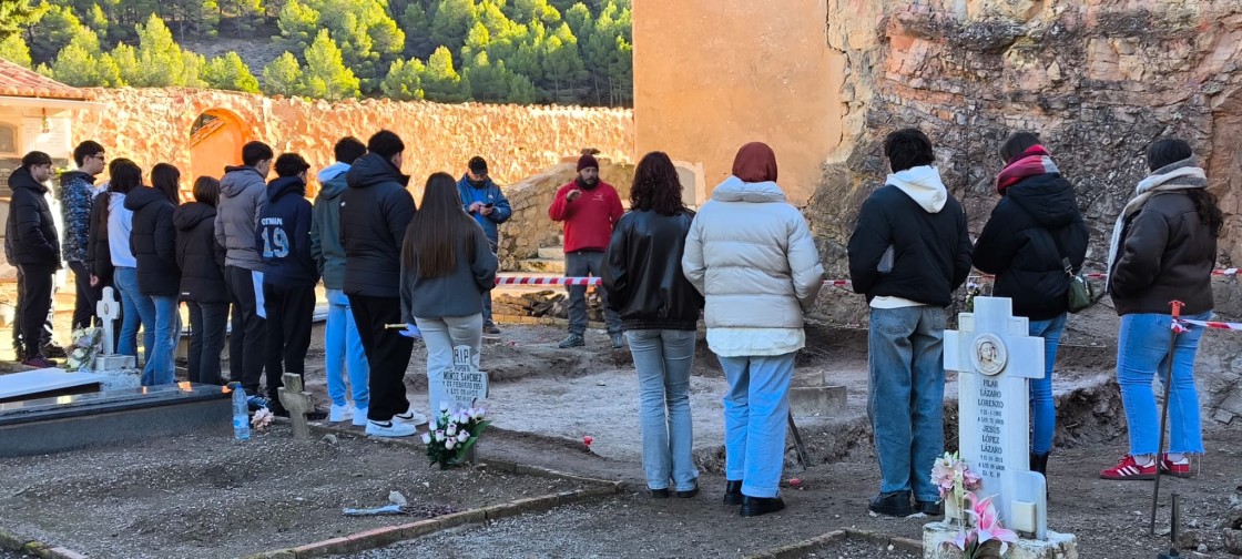 Los alumnos del IES Lobetano asisten en directo a una clase de historia junto a una fosa de la guerra
