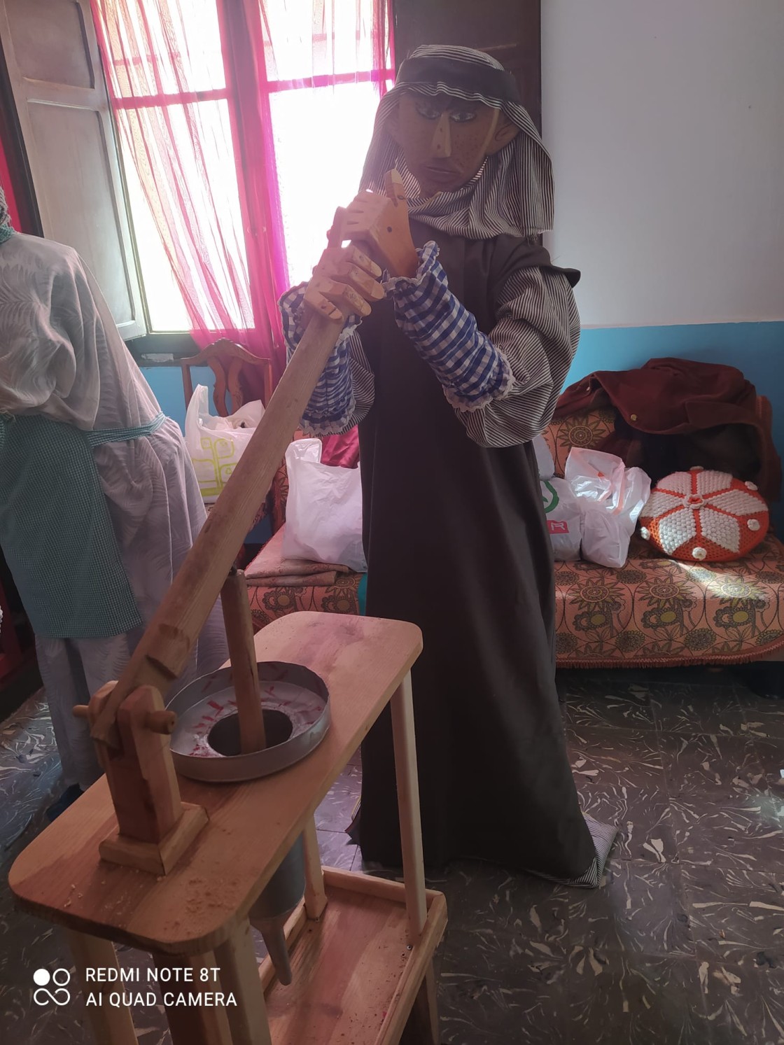 El belén de Alobras incorpora una escena de matacía y nuevas figuras