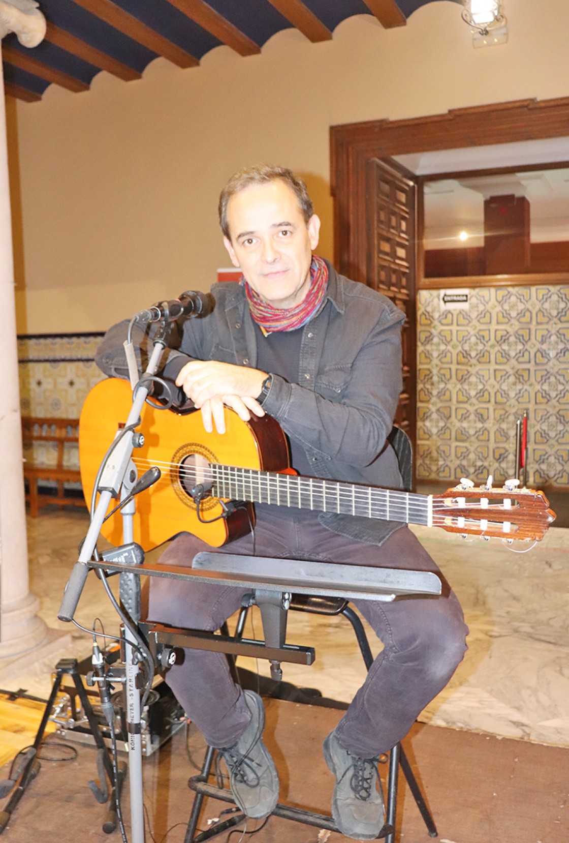 Luis Guitarra, cantautor: “Lo que intento a través de la música es explicarle a los jóvenes que van a tener que decidir”