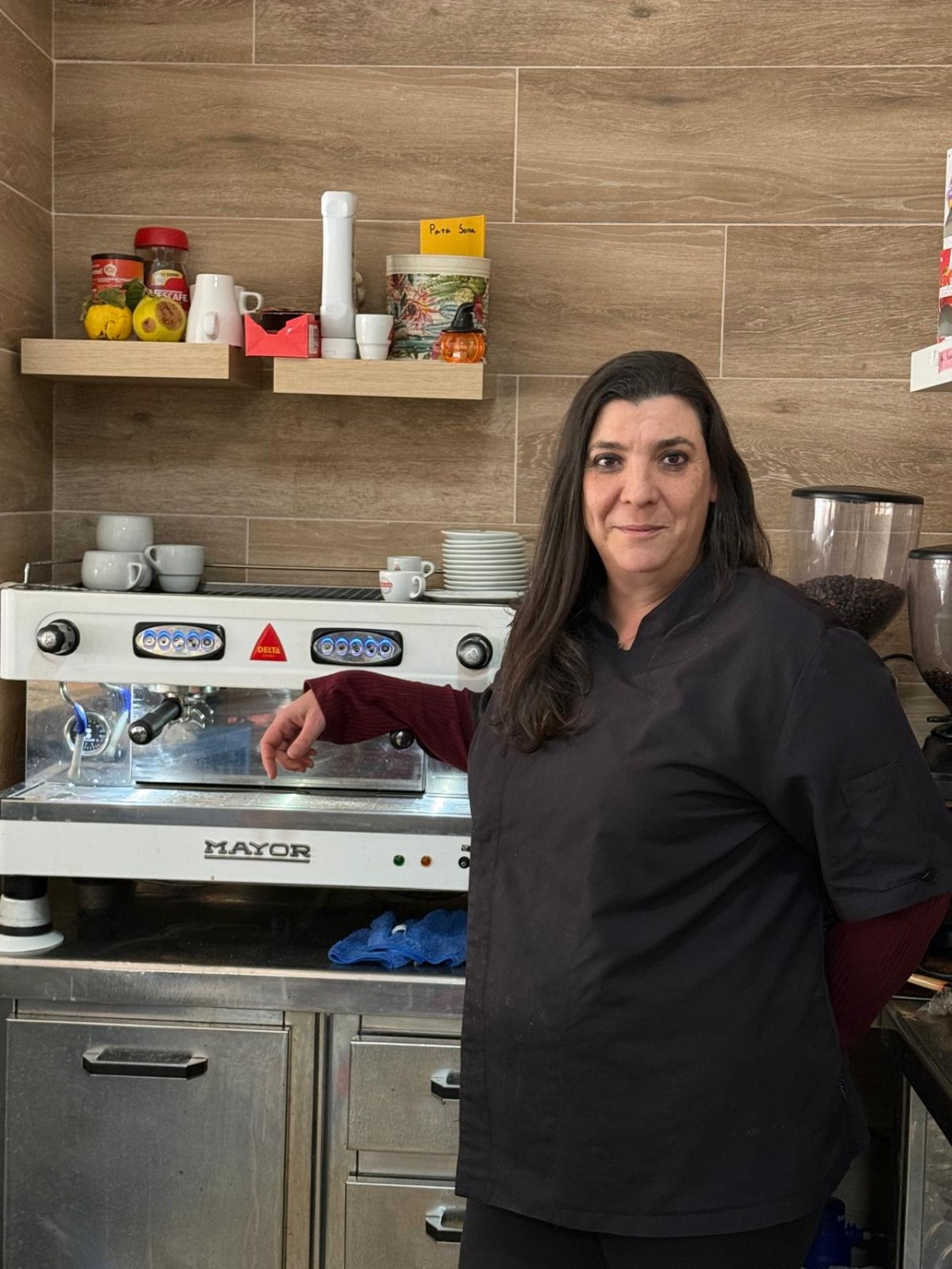 Sonia Lora: la barcelonesa que da vida al multiservicio de Cuevas Labradas