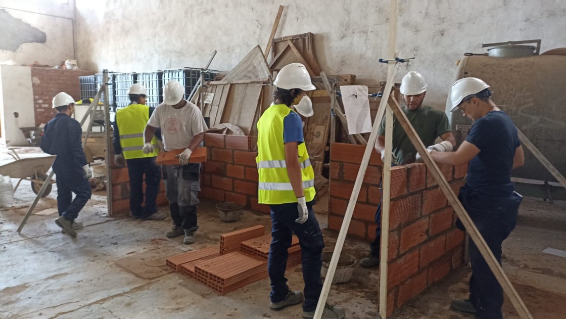 La Cámara de Comercio forma en construcción a siete jóvenes  usuarios del centro de Accem de Burbáguena