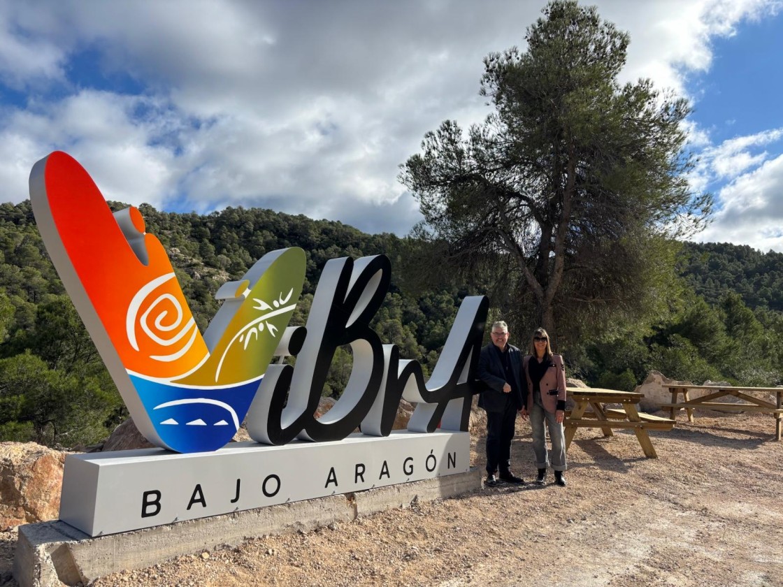 El Bajo Aragón inaugura dos monumentos para reforzar el espíritu motero en la A-1409