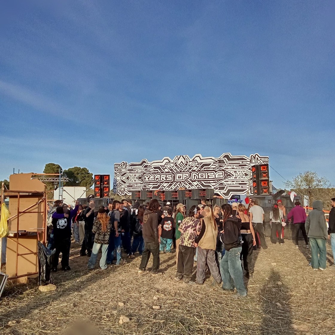 Una ‘rave’ improvisada irrumpe en Mazaleón con un despliegue propio de un festival