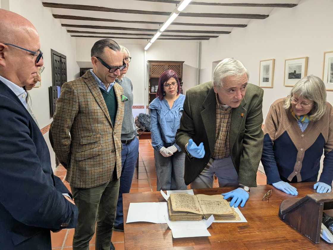 El códice con documentos jurídicos del XIV de la Villa de Teruel se restaura ya en Albarracín