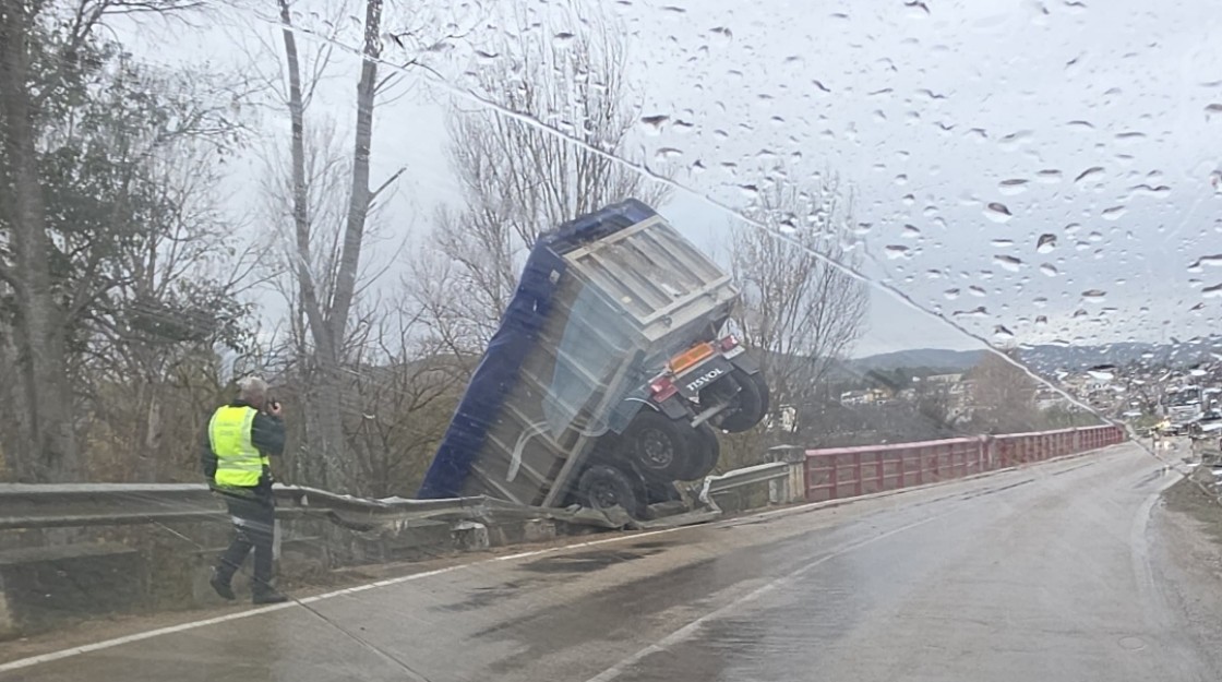 Un camión se sale de la vía en  la A-225 entre Aguaviva y Mas de las Matas