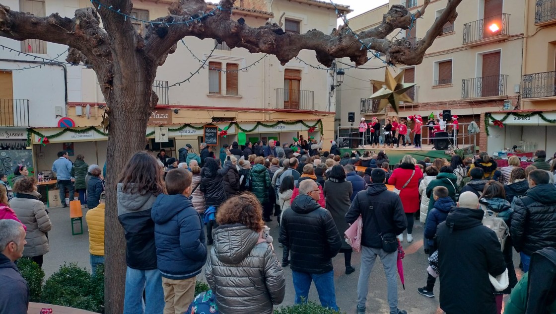 Mas de las Matas inicia la Navidad con el encendido de luces y un mercado